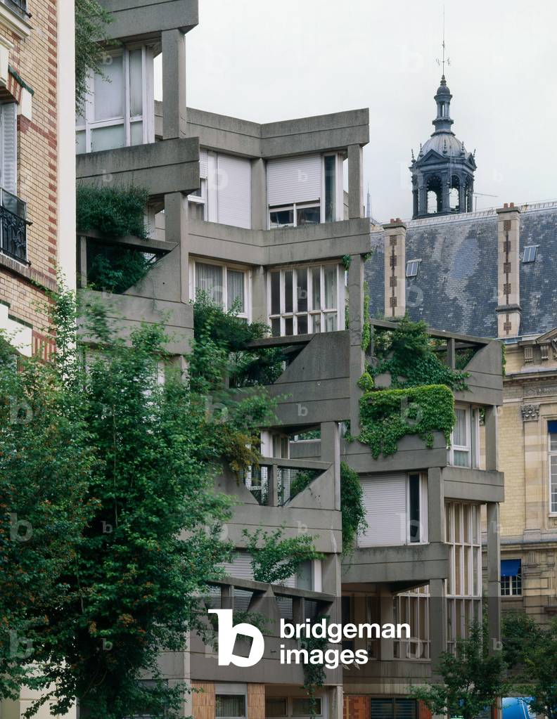 The Jeanne Hachette center in Ivry sur Seine (Val de Marne). Realisation 1969-1975, architects Jean Renaudie and Renee Gailhoustet. In an effort to offer an alternative to the bars and towers of social housing, the architects deliver these star buildings that lie in the city centre, interlocking passages and terraces, raw concrete and vegetation. Innovation is not only formal; the mix of functions, commerce, offices, housing and public equipment blend seamlessly.