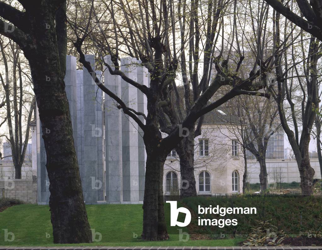 Parc de Bercy in Paris 12th arrondissement. Amenage has the location of the old wine warehouses of Bercy. Realisation 1996, architects Bernard Huet with Madeleine Ferrand Jean-Pierre Feugas and Bernard Leroy, landscape designers Ian Le Caisne and Philippe Raguin. Photography 1995.