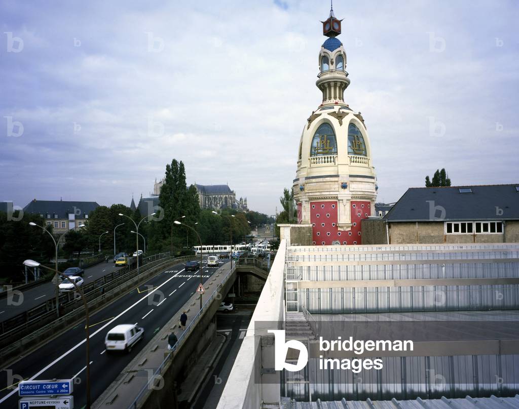 The Unique Place in Nantes. Architecture of Patrick Bouchain 2000. Destined for the manufacture of biscuits, the Lefevre-Utile factory was built at the beginning of the 20th century on the edge of the Saint-Felix Canal using modern techniques. Two Art Nouveau towers designed by Auguste Bluysen were added in 1909. The workshops were active until the beginning of the 1970s and in 1986 the factory was definitively closed. The tower was restored in 1998 by Jean-Marie Lepinay. And Patrick Bouchain will carry out the renovation while keeping the spirit of the place, that of a factory spontaneously transformed into a cultural place. Roof - steel tray - du Lieu Unique