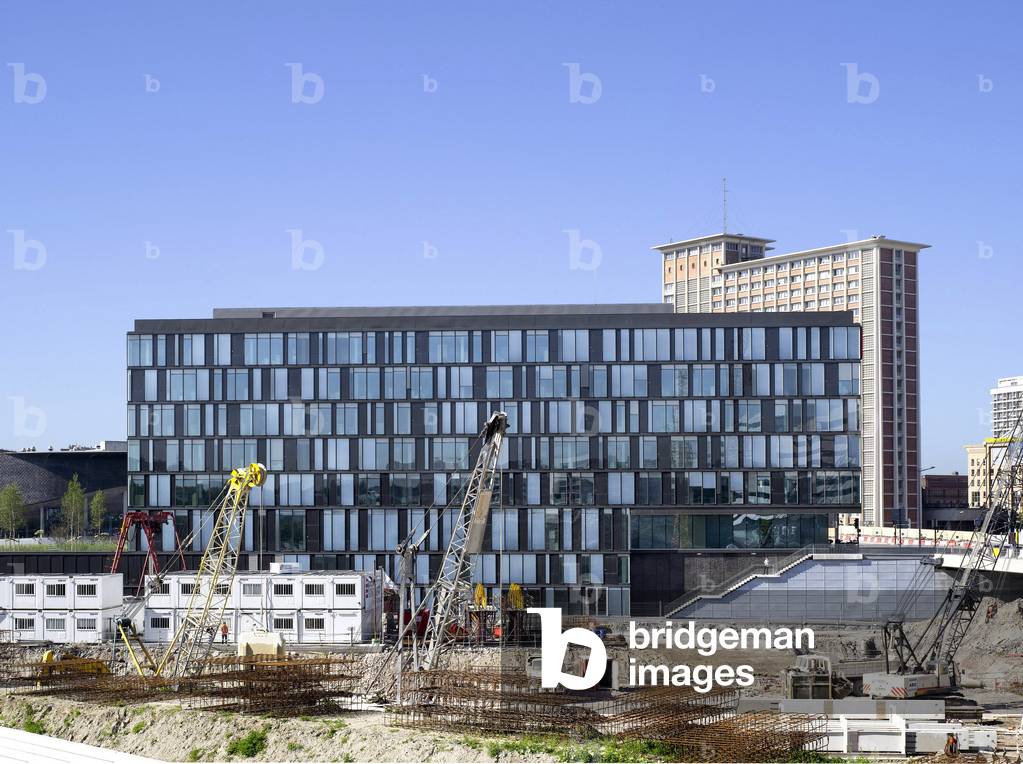 The headquarters of the Caisse d'Epargne, Avenue Willy Brandt, Euralille in Lille, Nord, Nord pas de Calais (Nord-Pas-de-Calais), France. Architecture by Michel Gutmann, Dusapin and Leclercq Architectes, 2008. Photography 15/07/2008