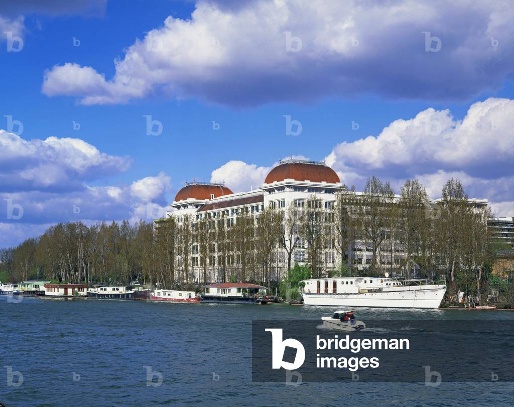 The headquarters of Thomson Multimedias in Boulogne Billancourt (Hauts de Seine) (Thomson Multimedias headquarters in Boulogne-Billancourt). Architects Patrick Bouchain and Loic Julienne, 1997.