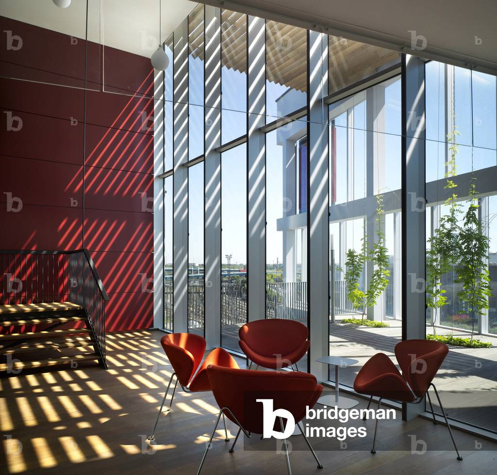 The headquarters of the Caisse d'Epargne, Avenue Willy Brandt, Euralille in Lille, Nord, Nord pas de Calais (Nord-Pas-de-Calais), France. Architecture by Michel Gutmann, Dusapin and Leclercq Architectes, 2008. Photography 15/07/2008