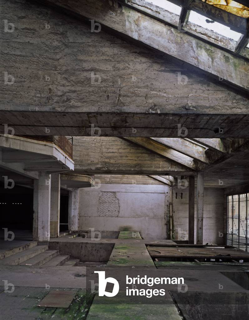 Les Halles de Boulingrin in in Reims (Marne). Ingenieur Eugene Freyssonet (1879-1962), architect Emile Maigrot (1880-1961). This building was built in 1927-1929, by the company Limousin, is covered by a spectacular thin parabolic vault in weapon concrete 7 cm thick, the building consists of a ground floor and a basement of 5700 square meters each and a peripheral mezzanine of 1800 square meters. In the first year, the building houses an exhibition on aviation and the halls operated until 1988 as a wholesale and retail walk. Destined to be demolized, they were classified as historical monuments in 1990 and have since been waiting to be rehabilitated to host a cultural programme.