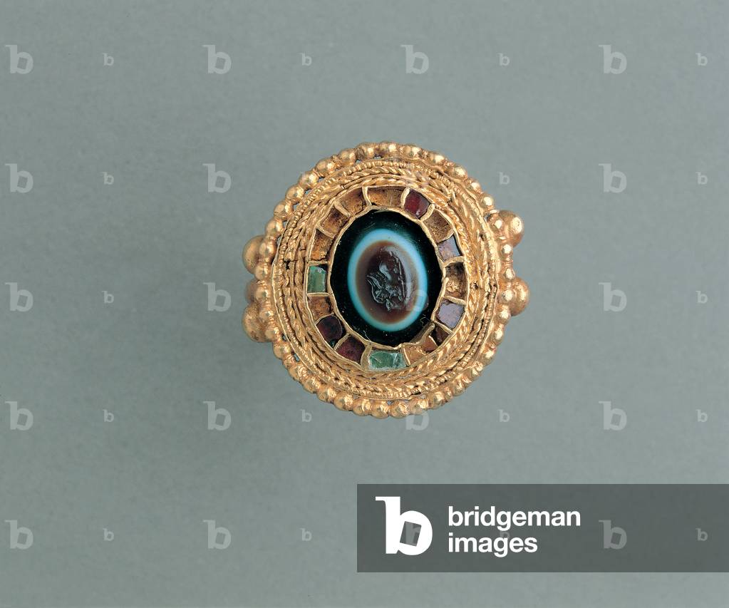 Golden ring with engraved Sardonice from necropolis in Senise, (cloisonnè goldsmith's art)