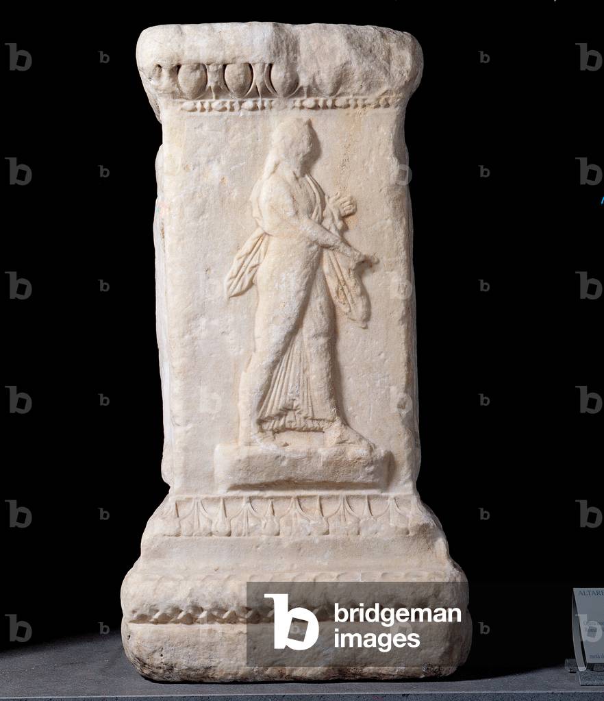 Quadrangular Archaistic altar depicting the Graces, (marble)