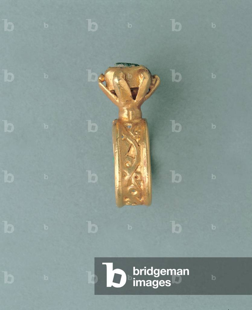 Gold ring with quadrangular bezel with emerald glass pulp from the necropolis of Senise, (cloisonnè goldsmith's art)