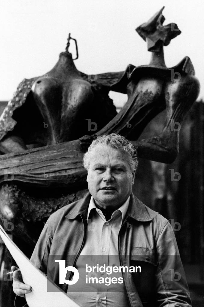 Luciano Minguzzi in front of Le amanti in his atelier