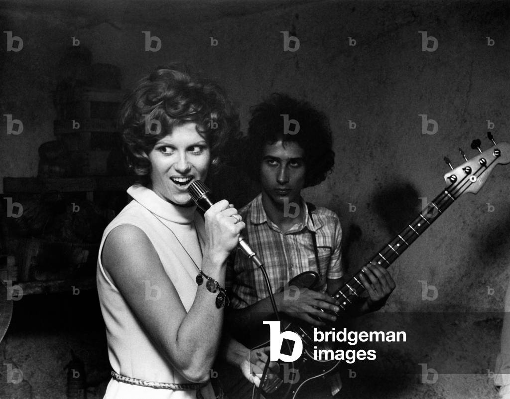 Minnie Minoprio singing a song with the band Le Emozioni