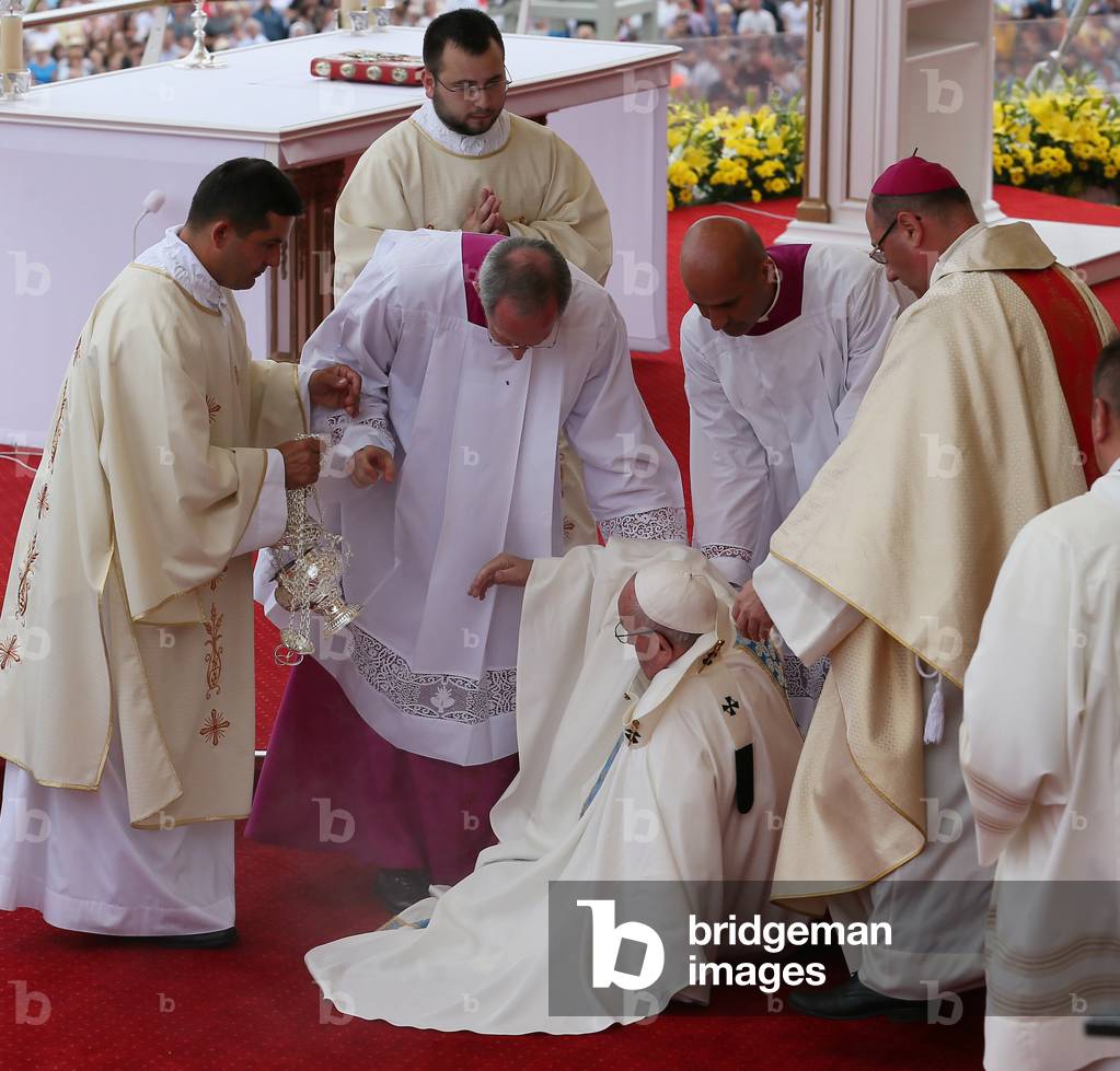 The pope falling down at Jasna Gora Monastery in Czestochowa, Poland, 2010 (photo)