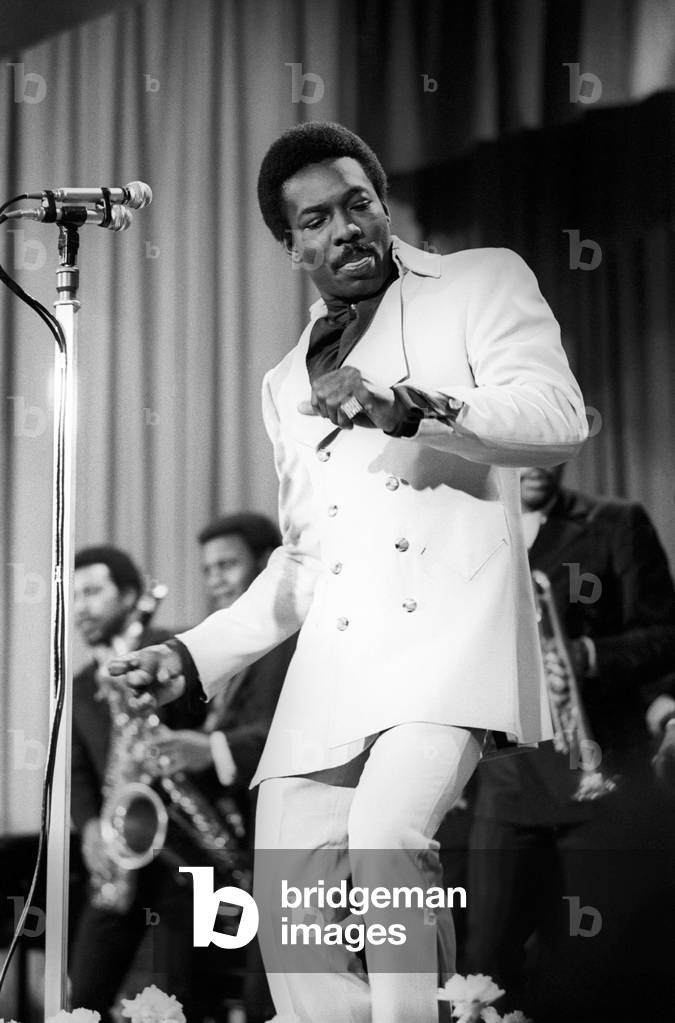 Wilson Pickett dances on the stage