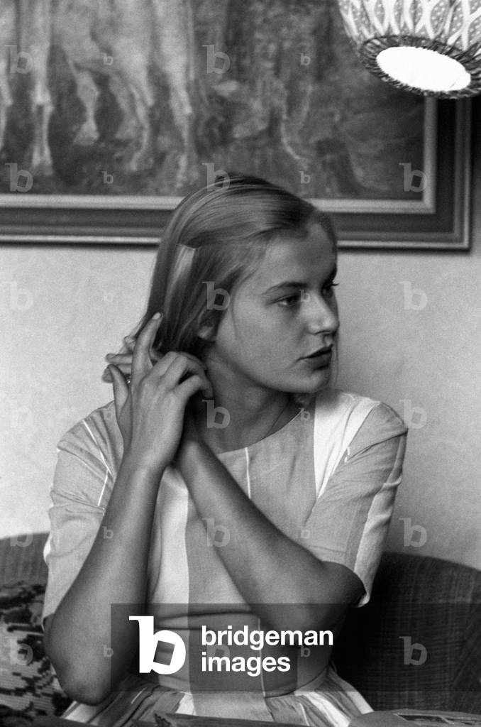 Gio Petré stroking her hair, 1950s (b/w photo)