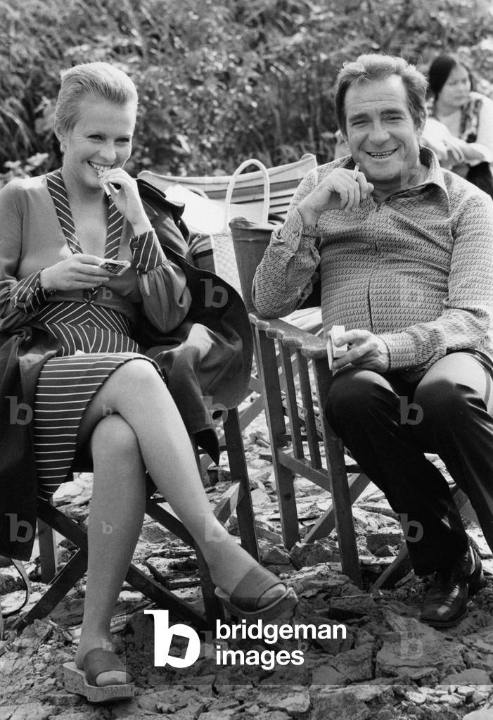 Jean Seberg and Ugo Tognazzi take a break smoking a cigarette