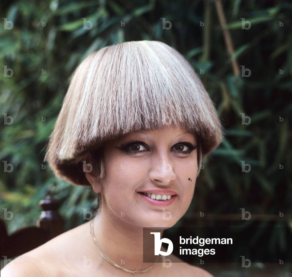 Mina wearing a wig, Italy, 1969 (photo)