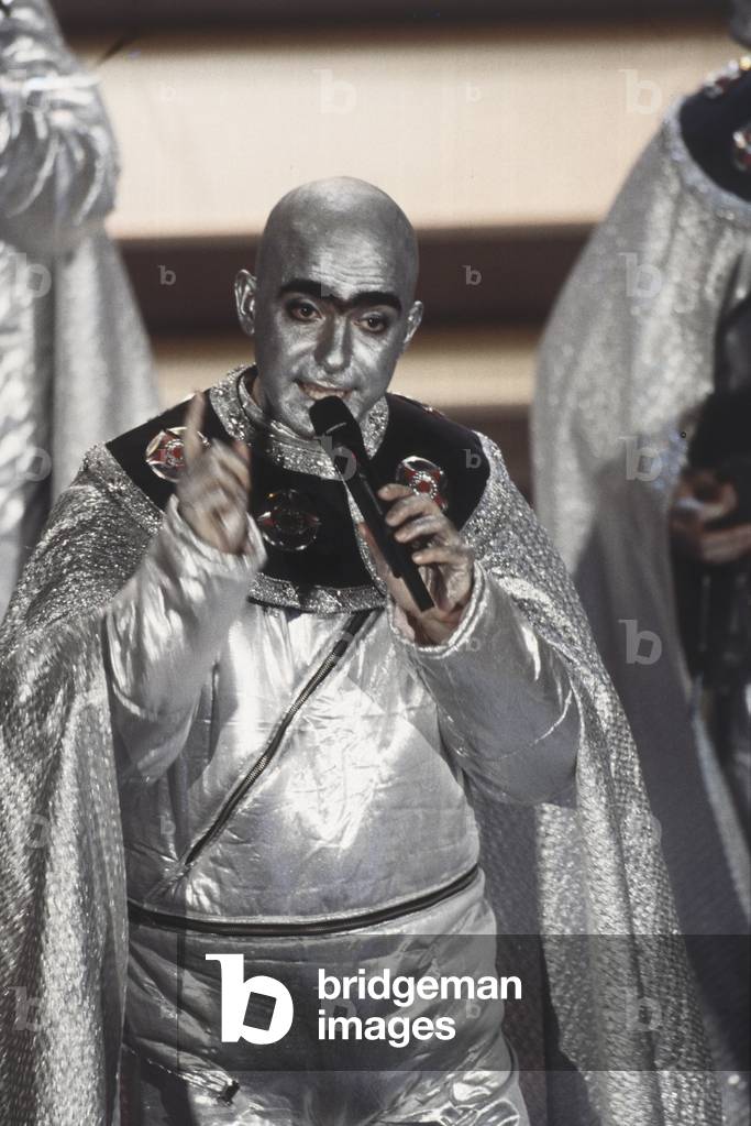 Elio singing at the 46th Sanremo Music Festival