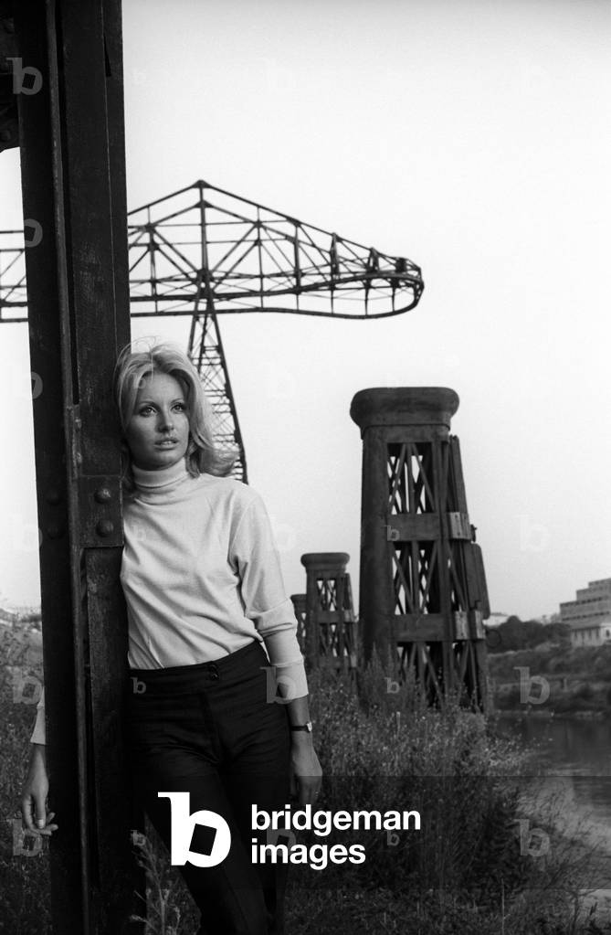 Gabriella Farinon leaning against a pylon