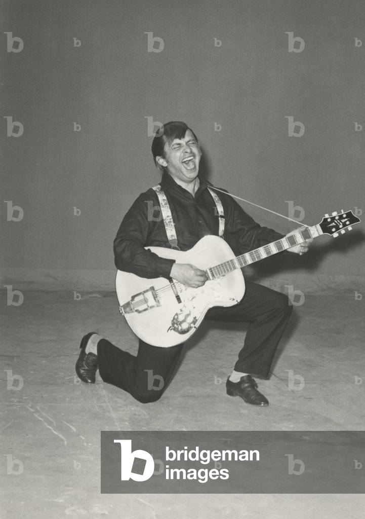 Paolo Panelli playing the guitar at Canzonissima