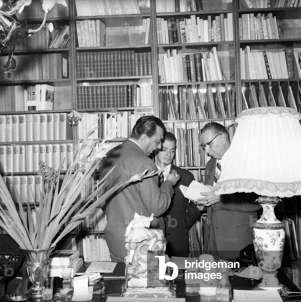 Alberto Mondadori and Giuseppe Prezzolini glance through a book