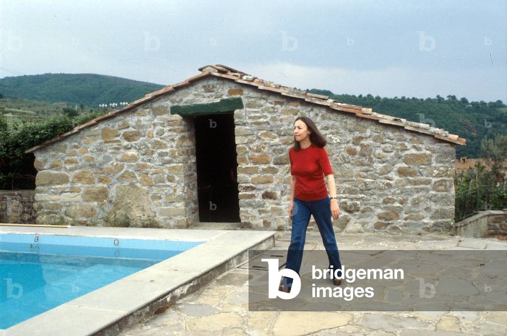 Oriana Fallaci next to the swimming pool of her house, Greve, Italy