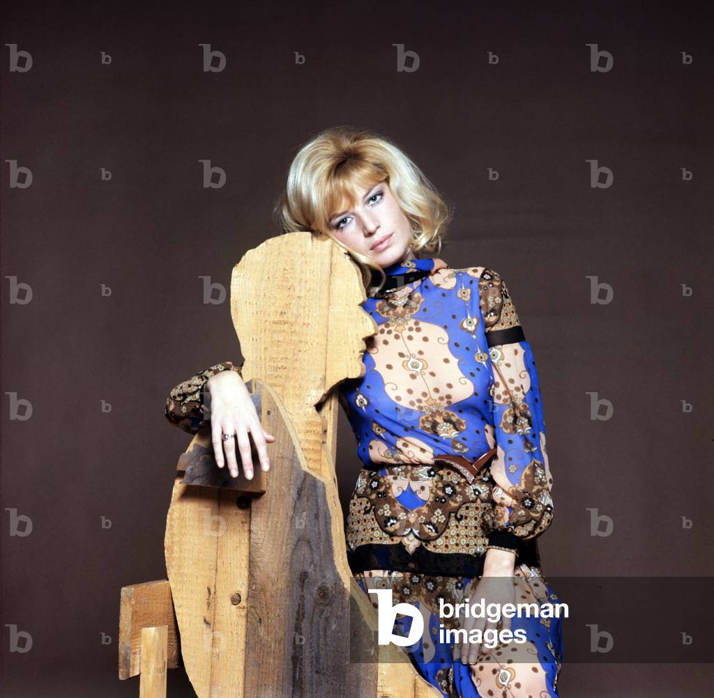 Monica Vitti leaning against a wooden model, Italy, 1960 (photo)