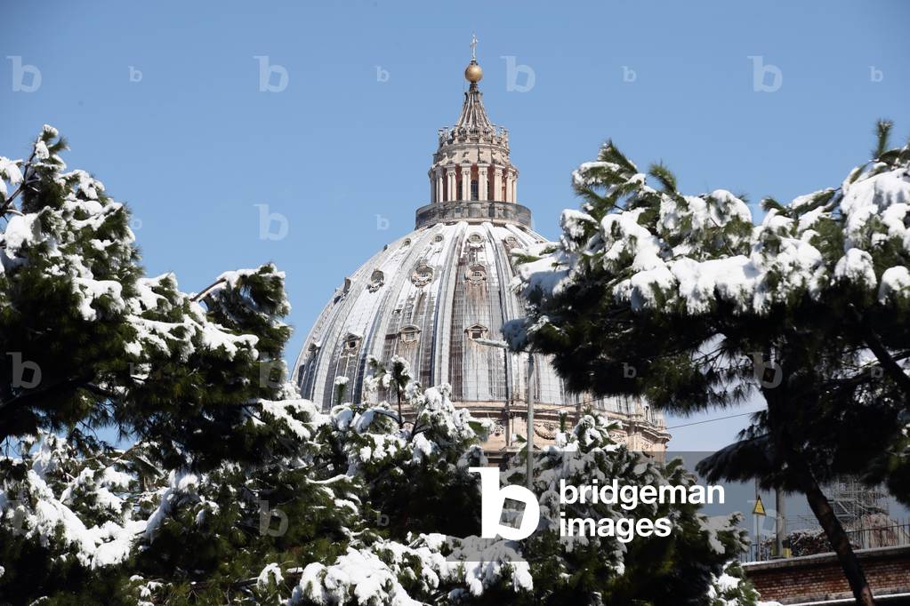 Snow-covered dome of St. Peter's Basilica, Italy, 2018 (photo)