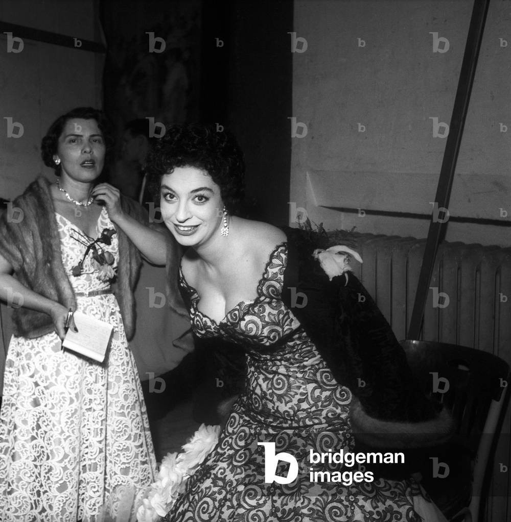 Katyna Ranieri is smiling at the photographer before going on stage