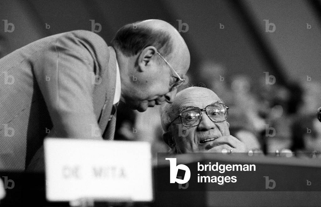 Amintore Fanfani consults with a colleague