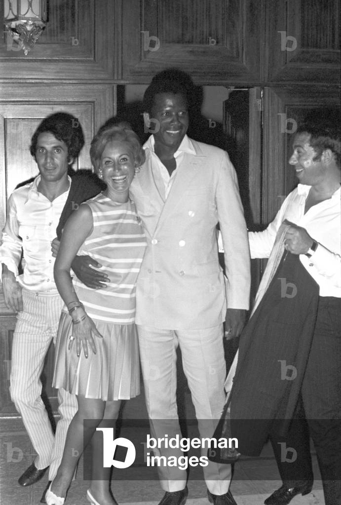 Sidney Poitier smiling with some friends (b/w photo)