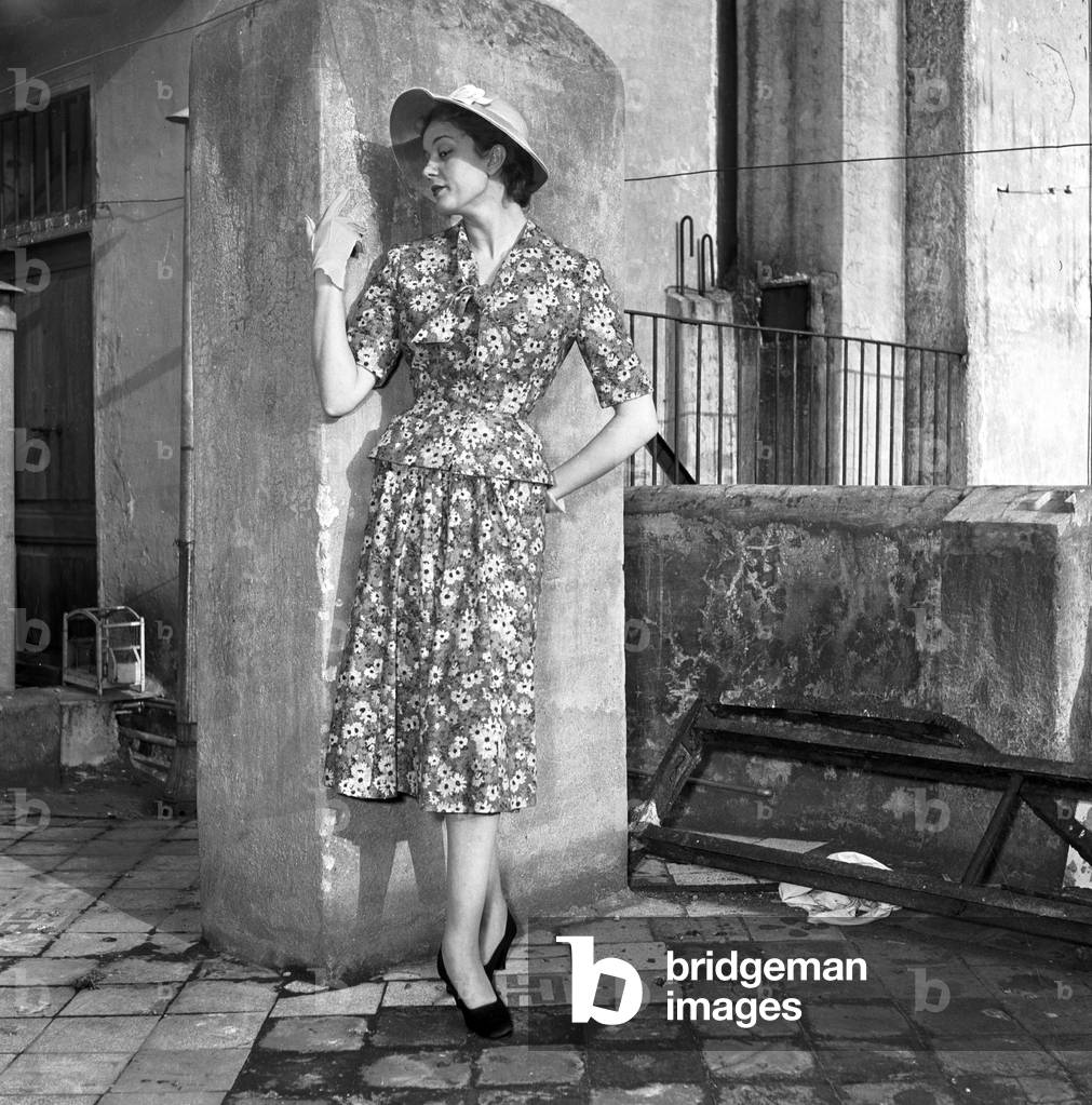 Model wearing a dress by Gattinoni, Italy, 1954 (b/w photo)