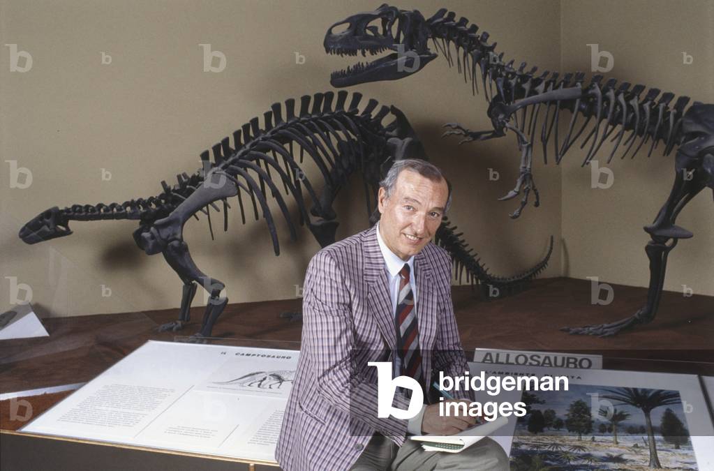Piero Angela in front of the copy of the skeletons of two dinosaurs, Italy