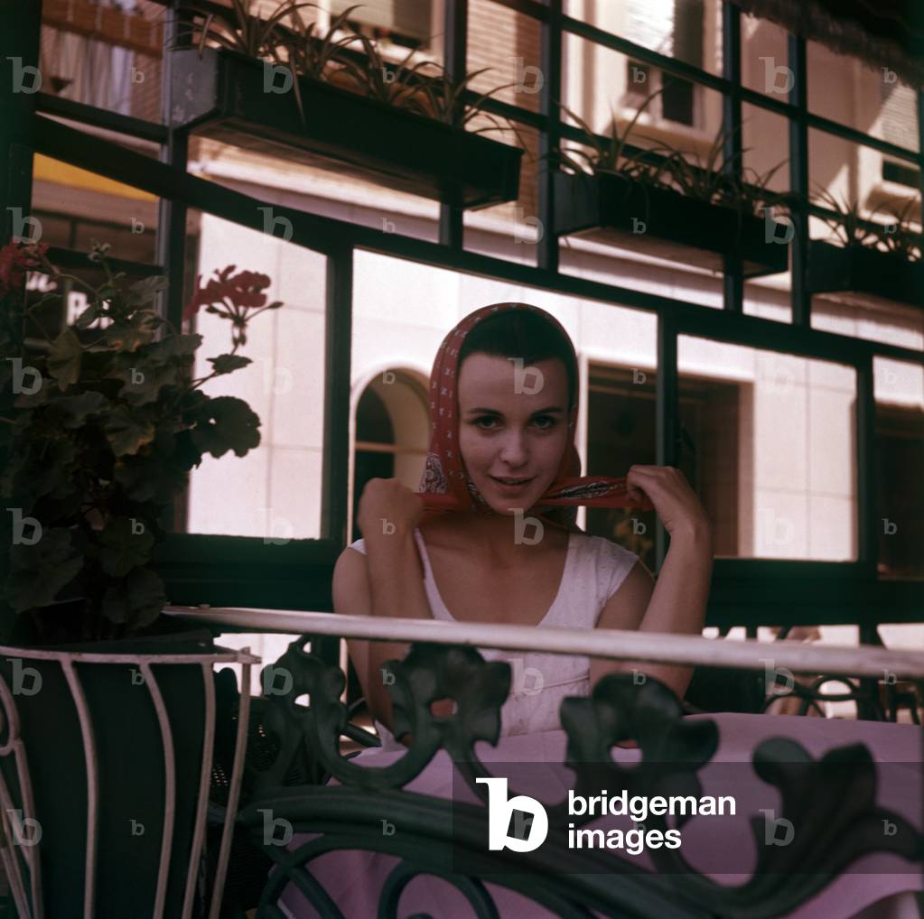 Claire Bloom fastening a foulard