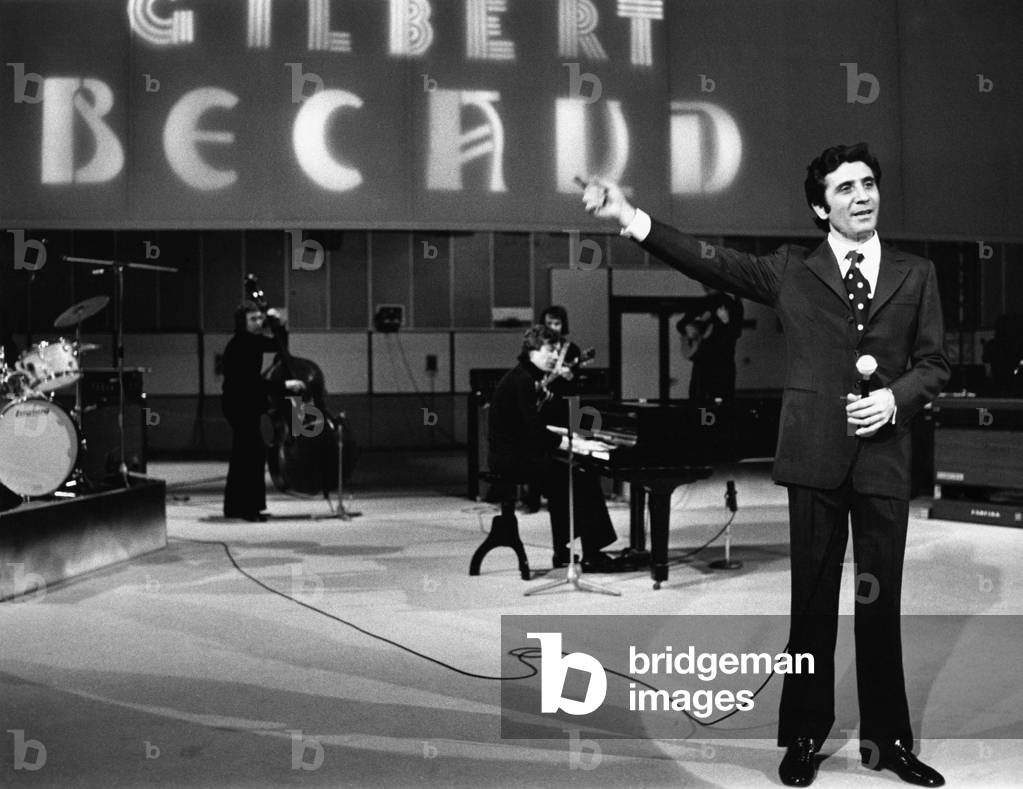 Gilbert Bécaud singing at 'Sai che ti dico?', 1972 (b/w photo)