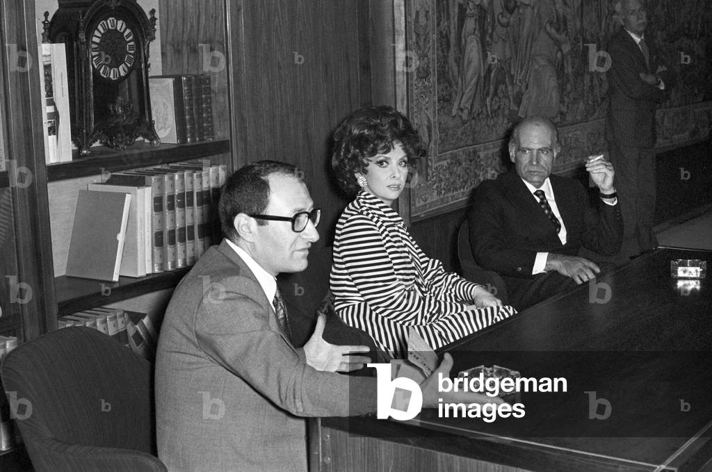 Luigi Comencini and Gina Lollobrigida at the press conference, Italy, 1971 (b/w photo)