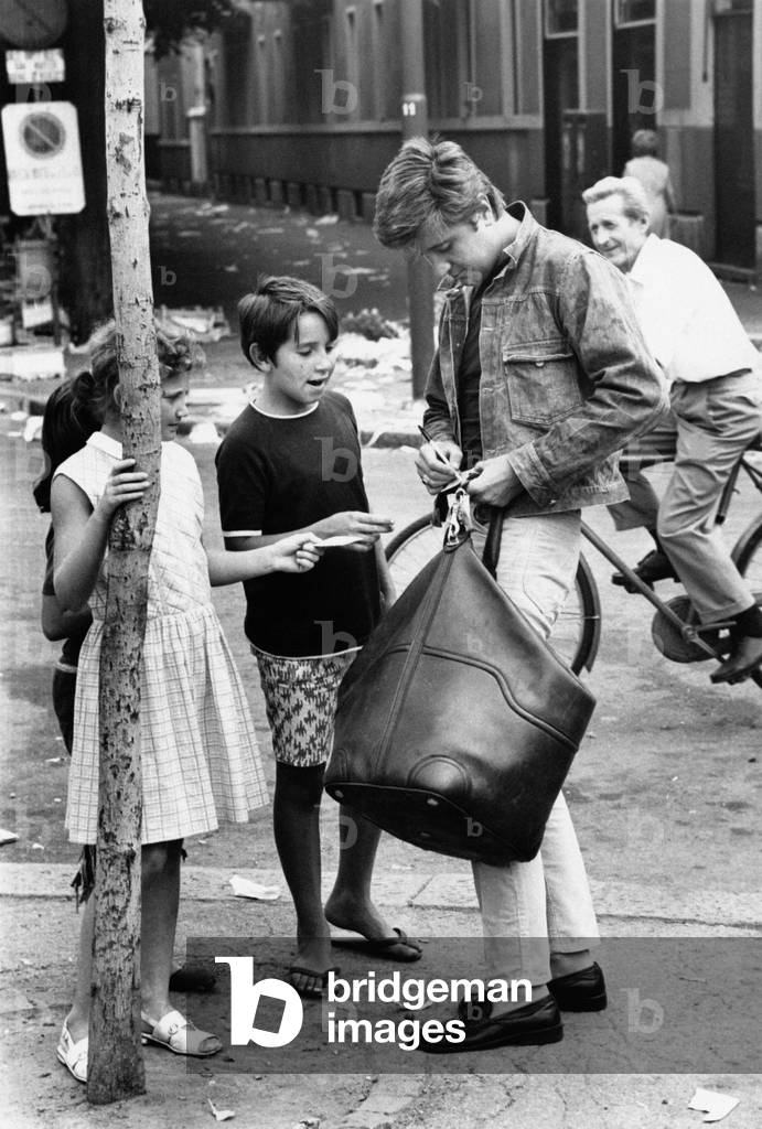 Bobby Solo signing autographs