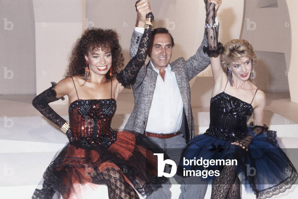 Pippo Baudo with Lorella Cuccarini and Galyn Gorg in the show Fantastico 6