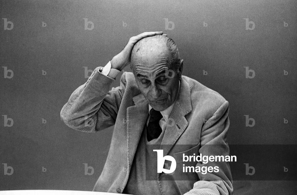 Indro Montanelli with a hand on his head