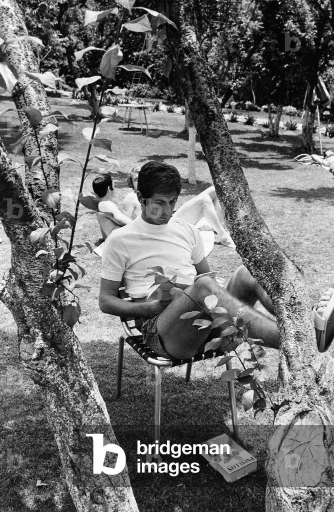Gianni Rivera reading a book in a park