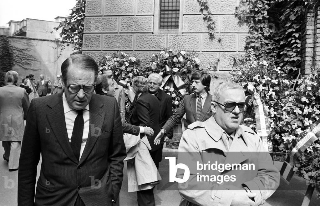 Two men at the funeral of Walter Tobagi