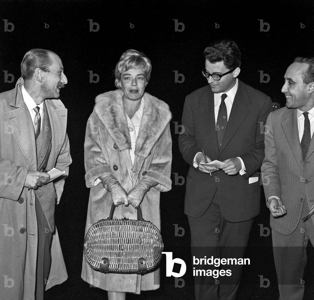 Simone Signoret arriving at Ciampino airport, 1960 (b/w photo)