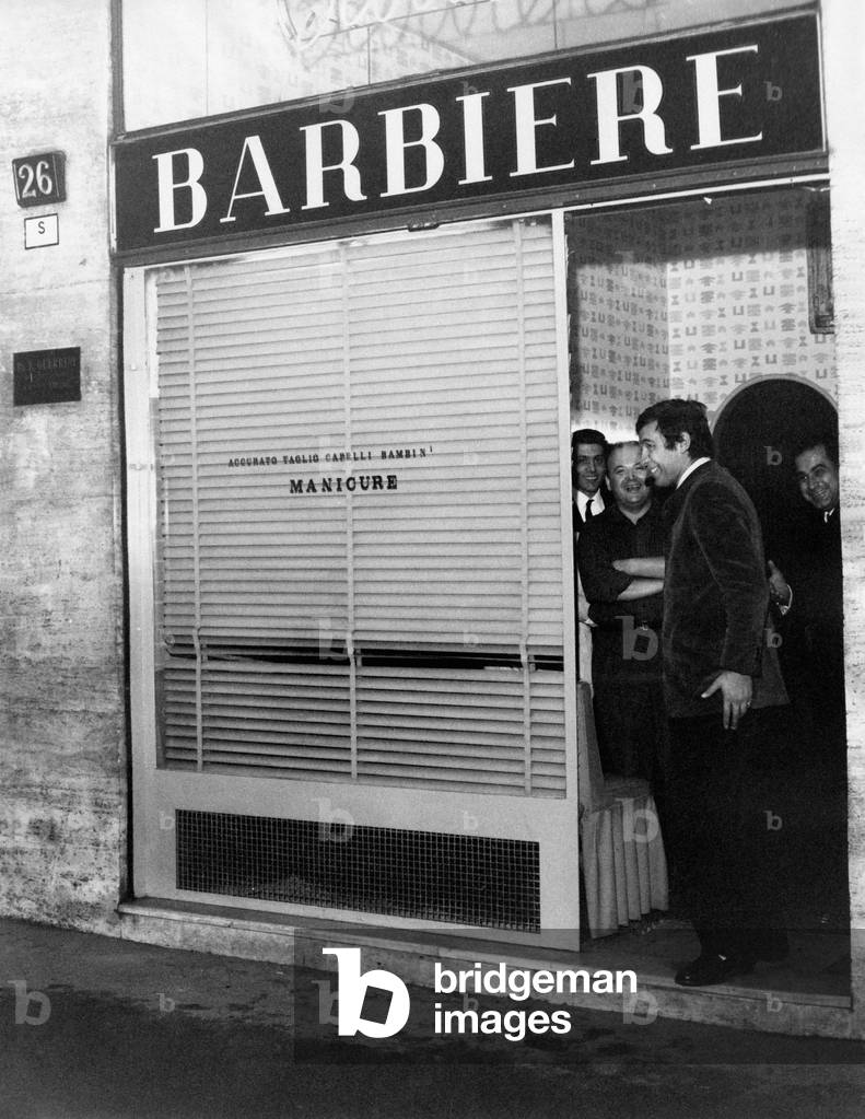 Fred Bongusto at the exit of the barber's