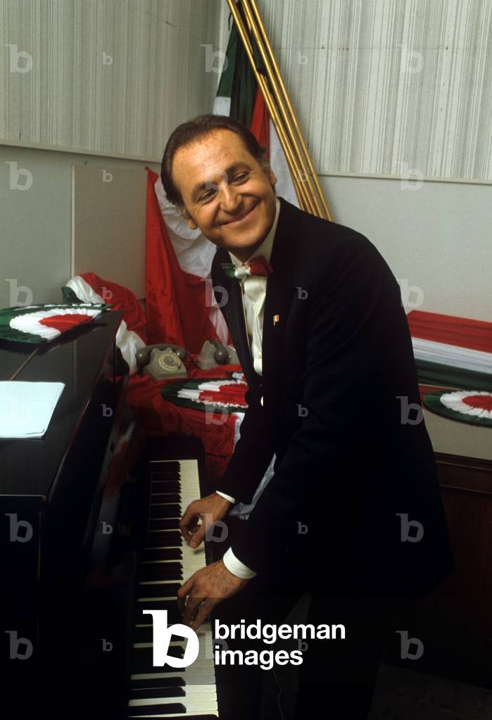 Renzo Arbore at the piano