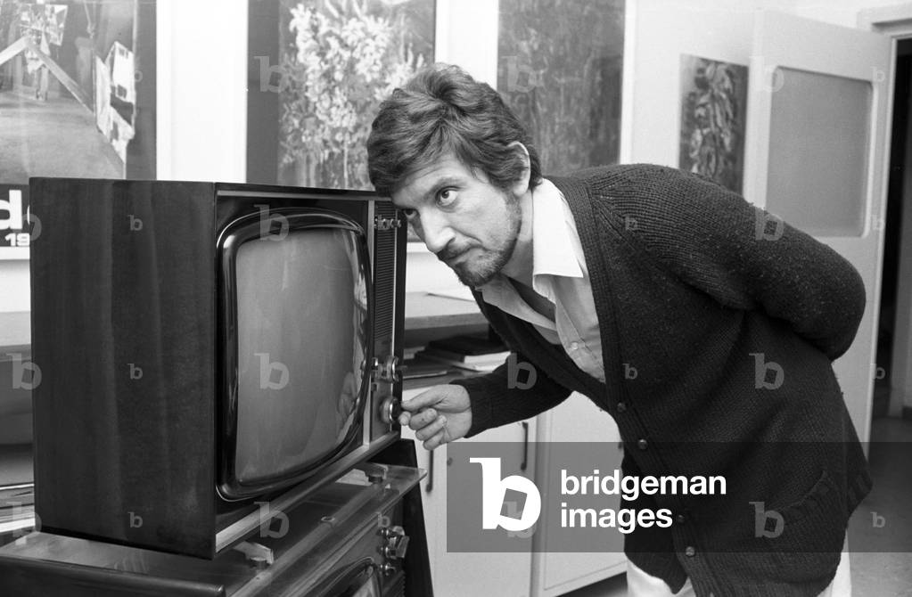 Gigi Proietti in the TV show Fatti e fattacci, Italy, 1975 (b/w photo)