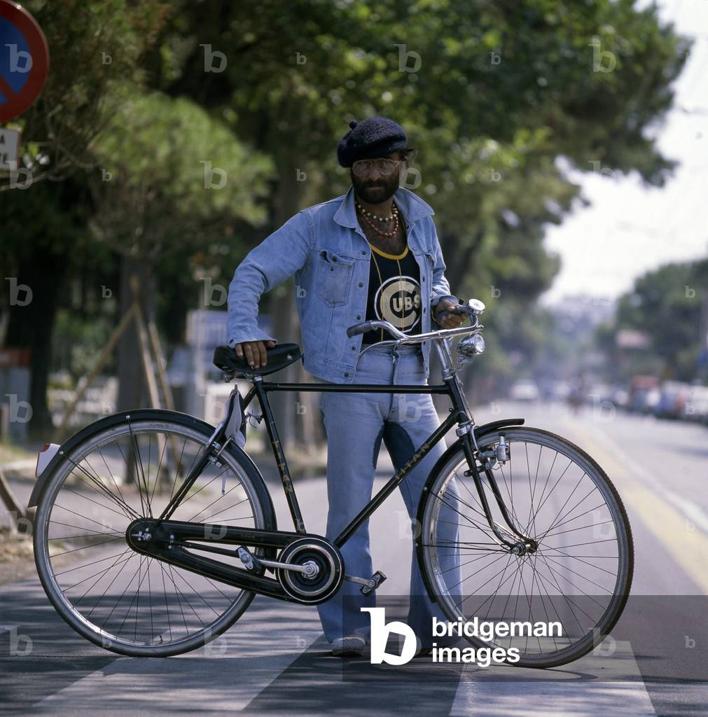 Lucio Dalla leaning on a bicycle