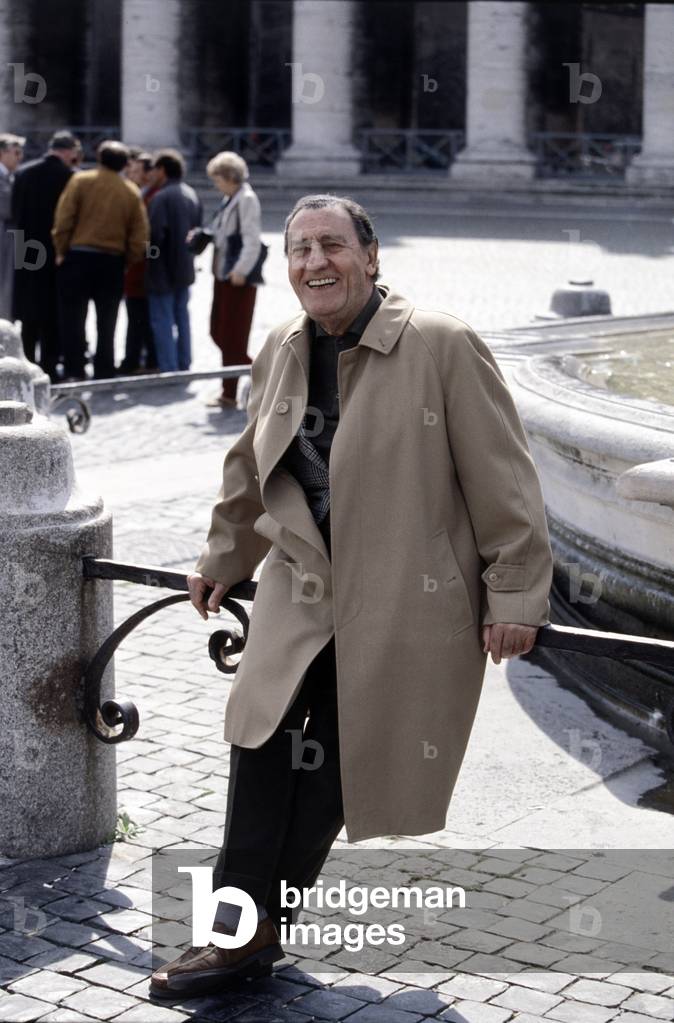 Alberto Sordi sitting beside a fountain on Piazza San Pietro