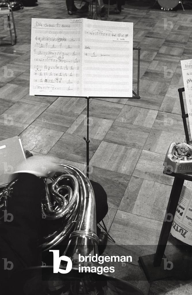 Music stand and score of the song 'Dio, come ti amo'