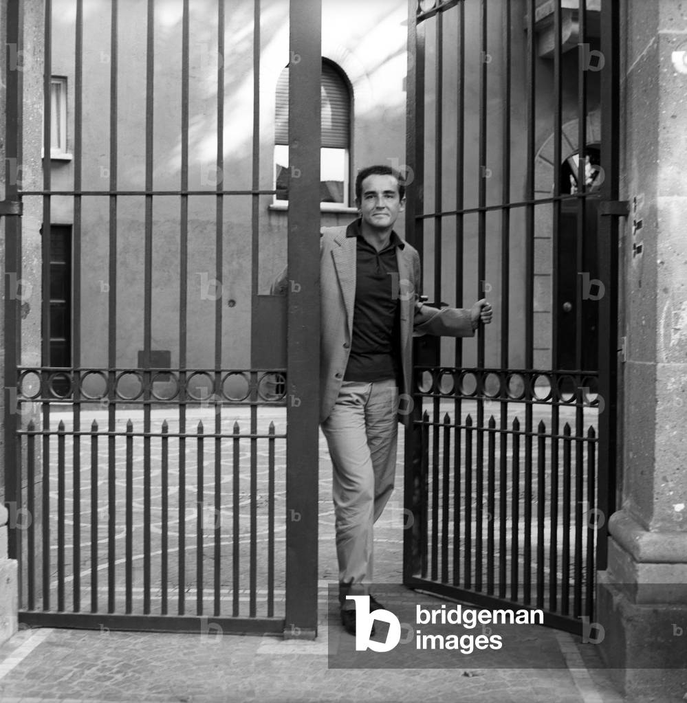 Vittorio Gassmann at the gate of his house in Rome