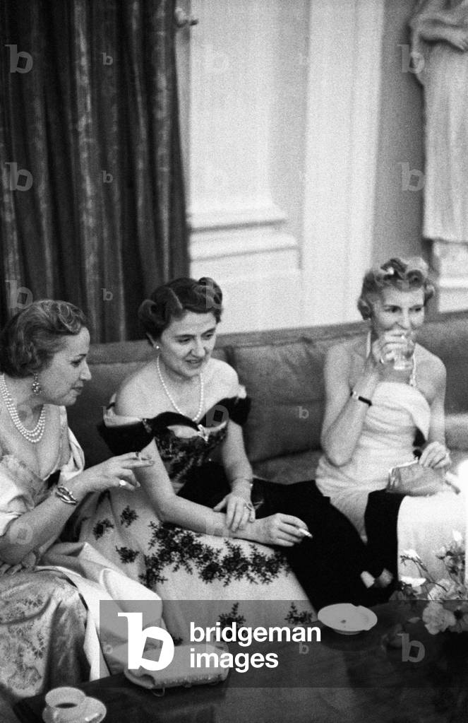 Carla Gronchi speaking with two women