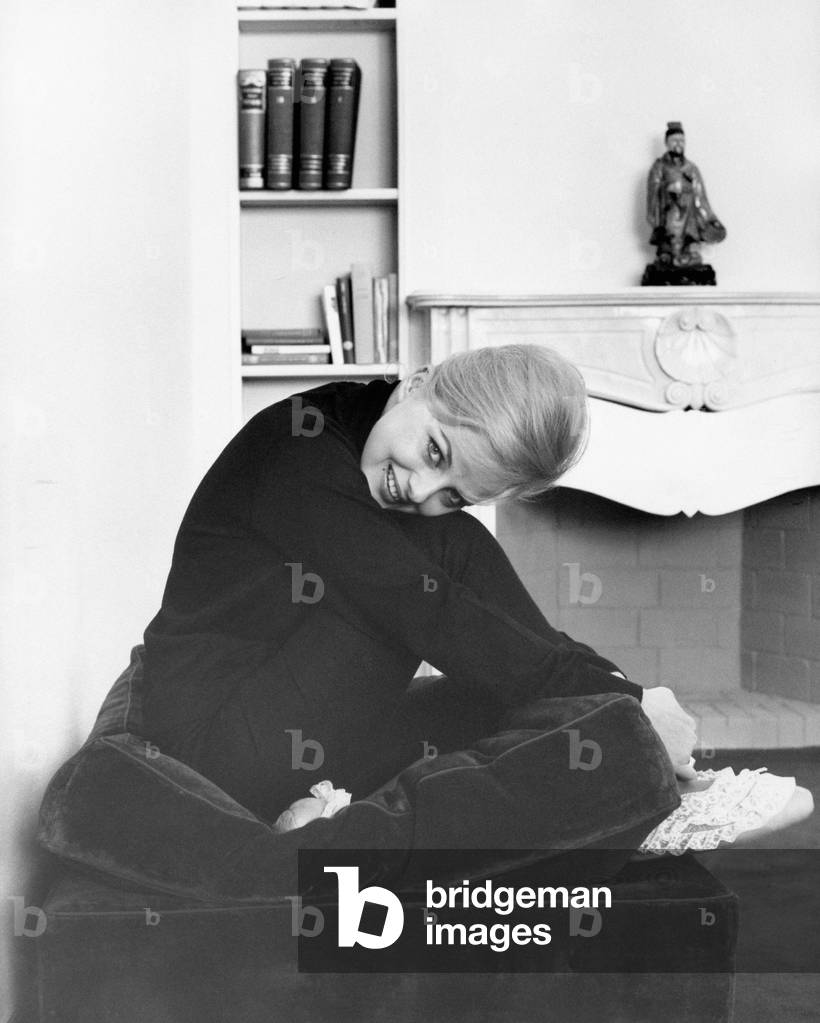 Virna Lisi smiling on a pouf, 1961 (b/w photo)