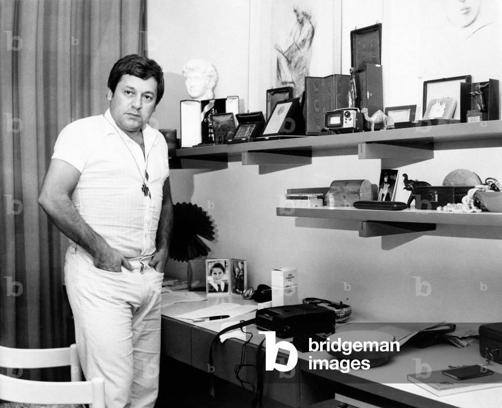 Paolo Villaggio in a room full of trophies