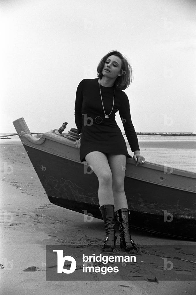 Raffaella Carrà leaning against a boat