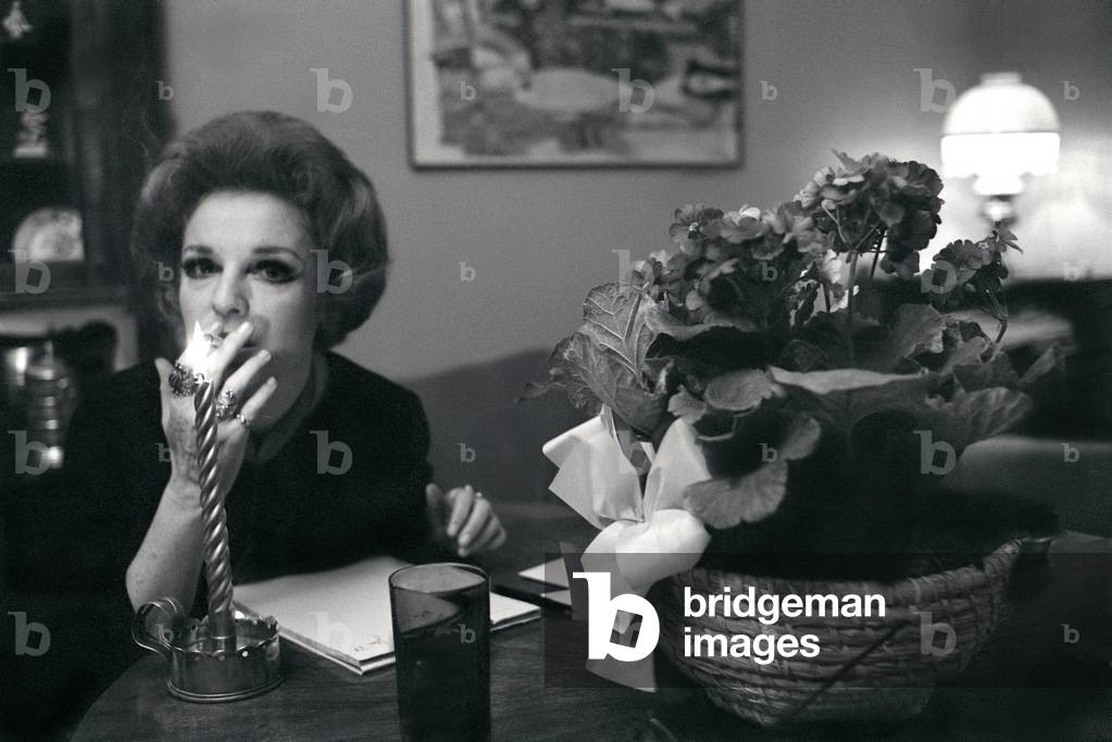 Anna Proclemer lighting a cigarette